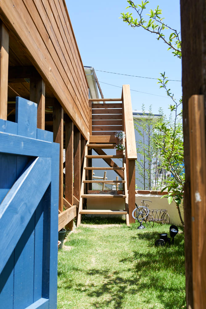 ２メートルの高低差の斜面を庭として有効活用する