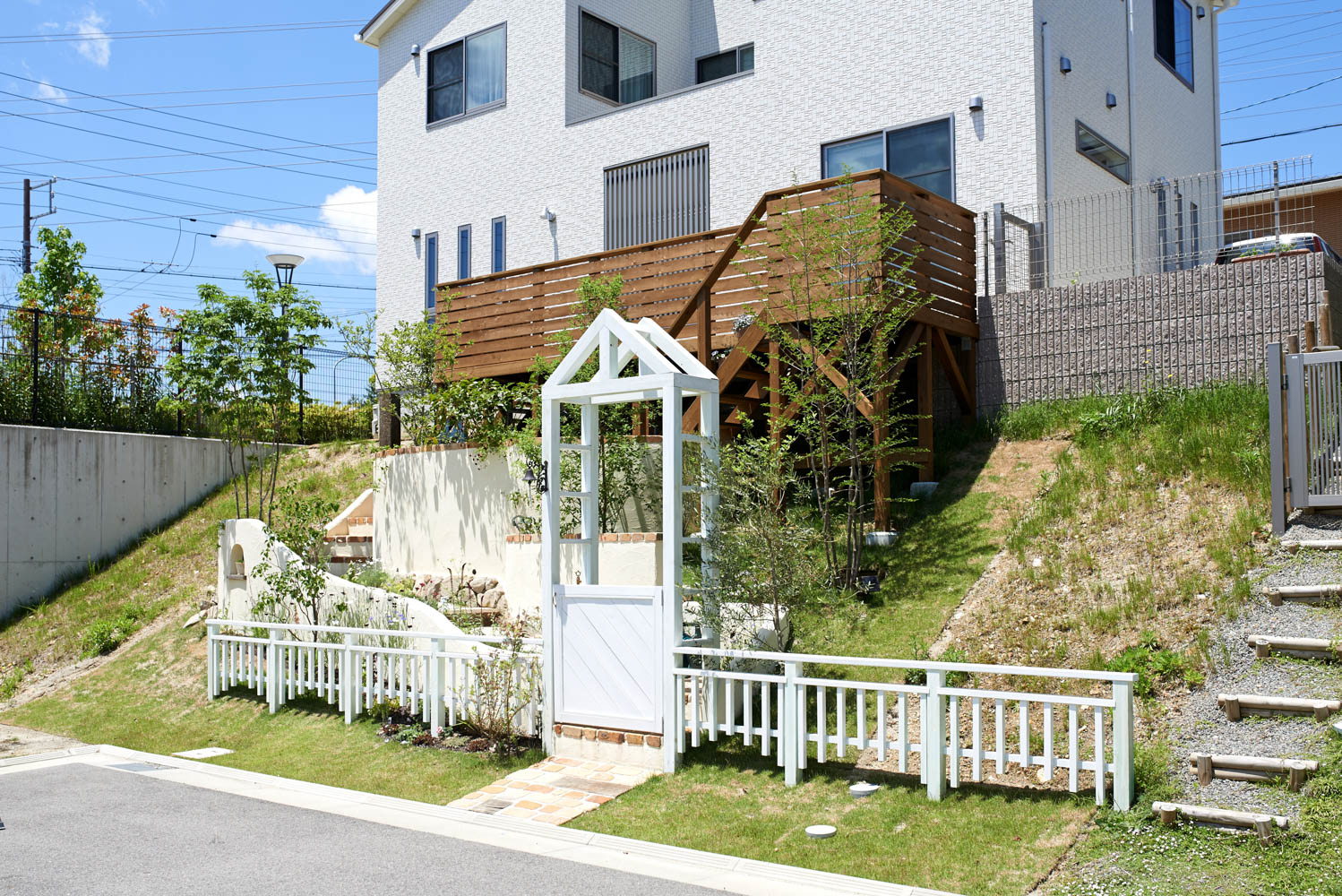 ２メートルの高低差の斜面を庭として有効活用する