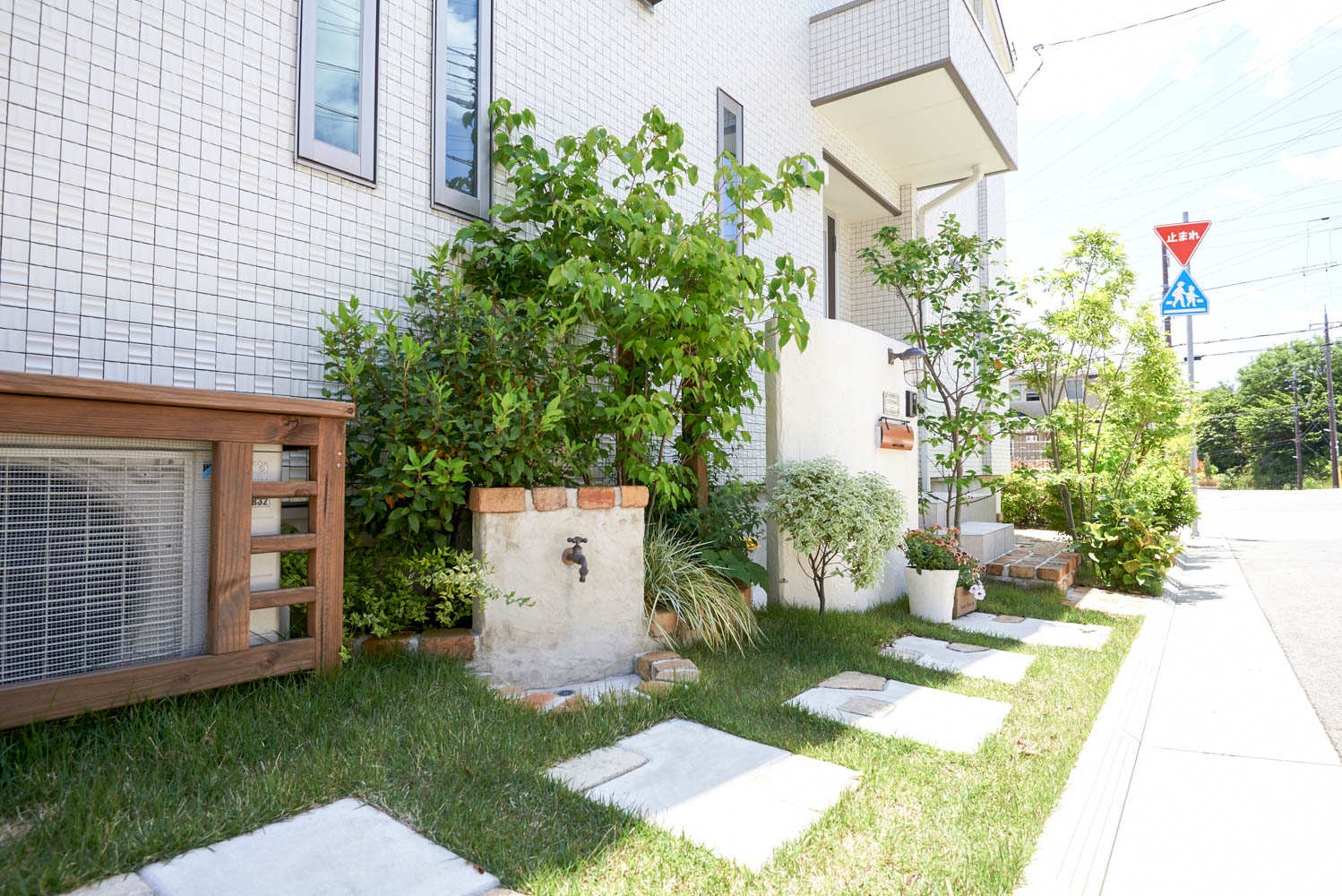 シンプルでナチュラルな前庭