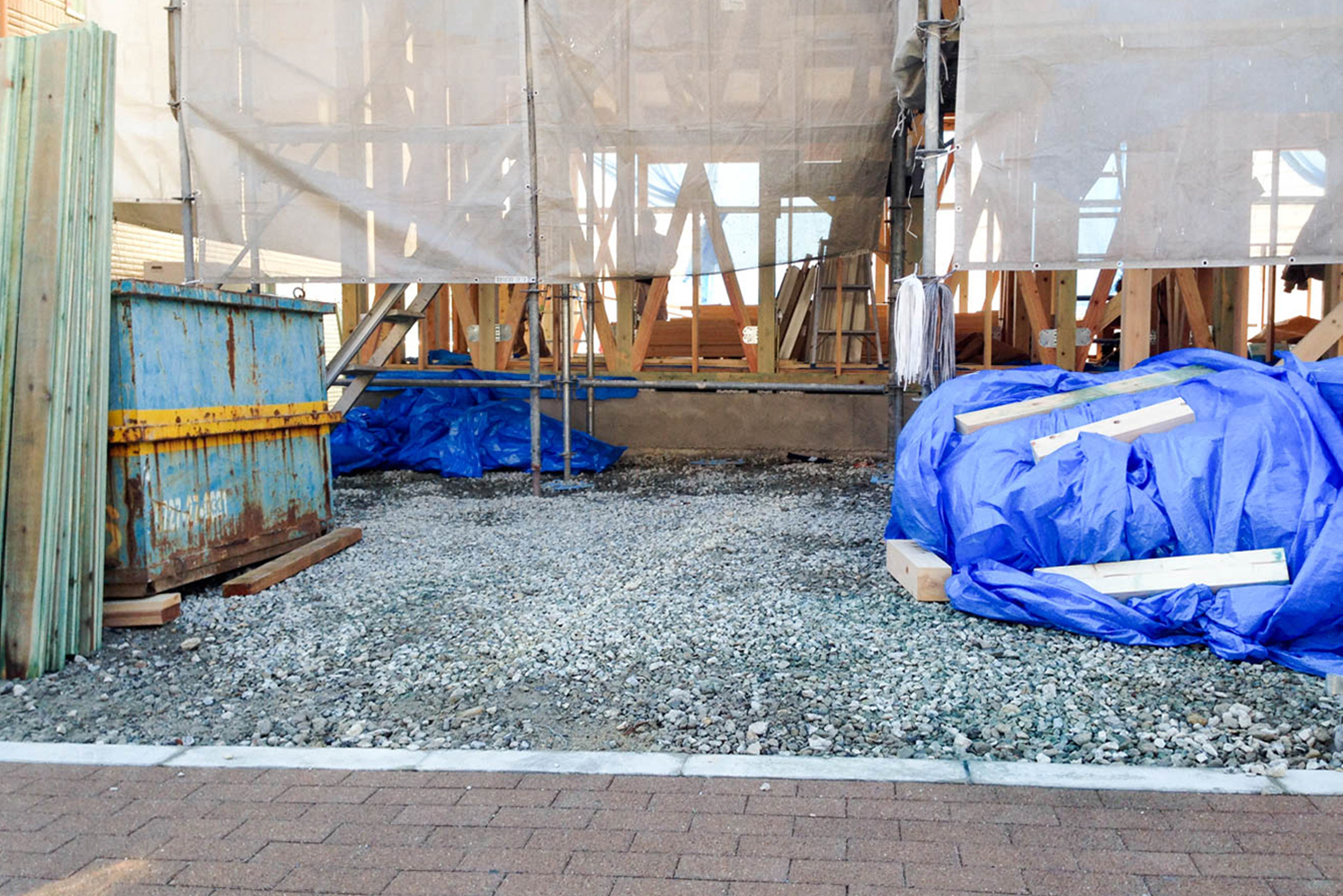 擁壁の上のウッドデッキとシンプルな外構