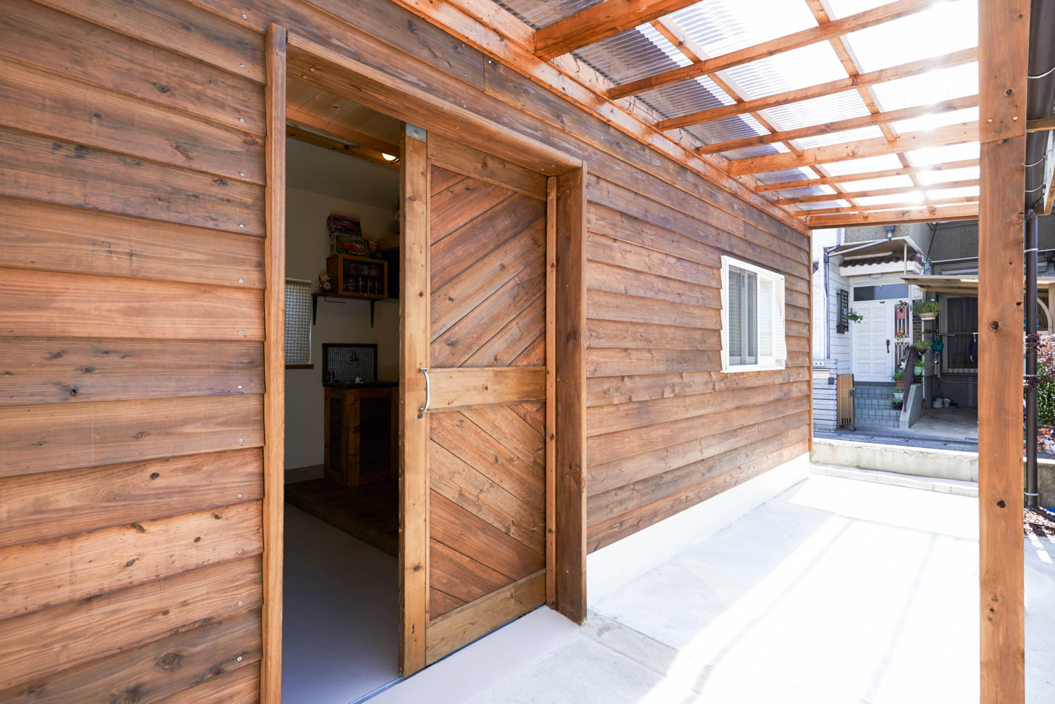 フィトライフの庭小屋を大人の秘密基地にする（大きなドア）