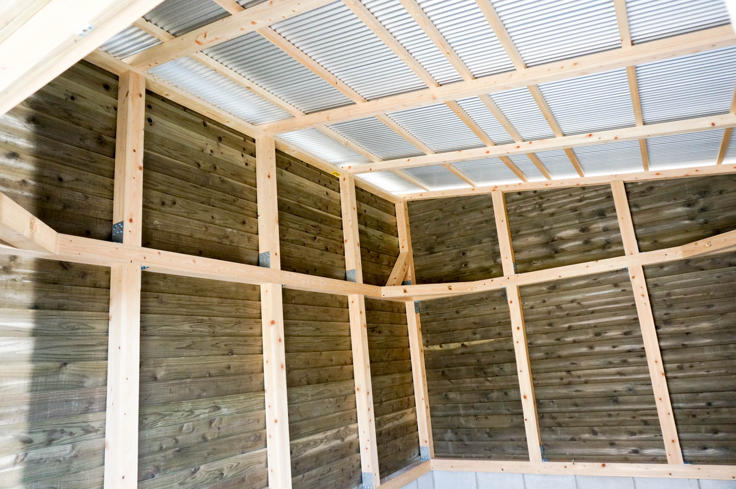 農機具収納のために利用する実用的な小屋の施工事例