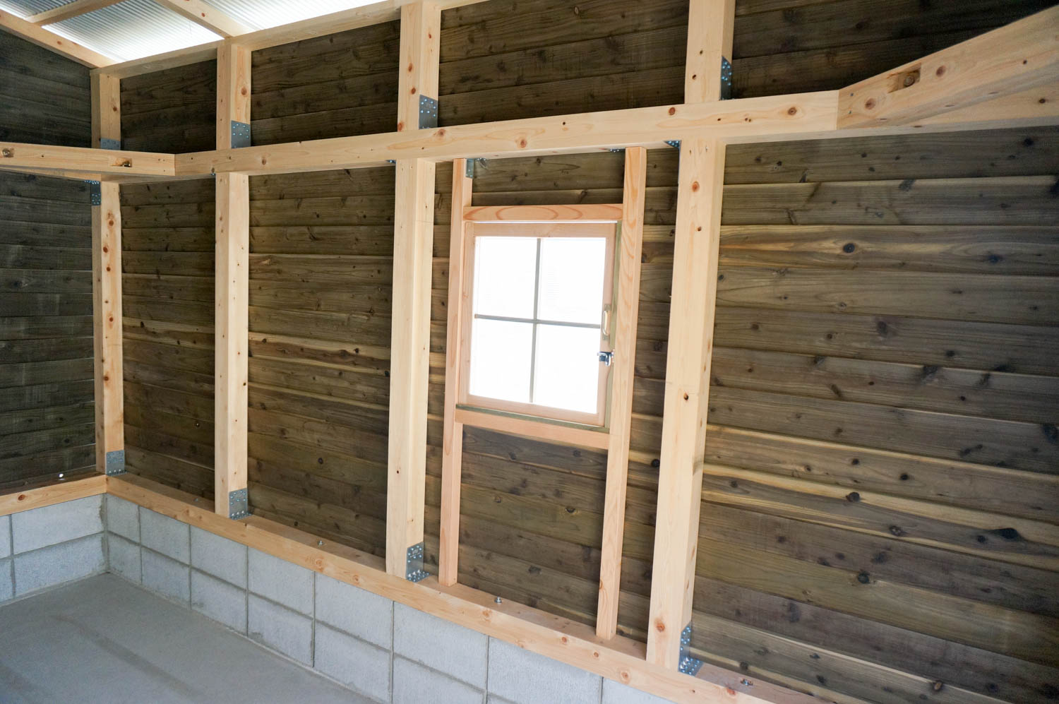 農機具収納のために利用する実用的な小屋の施工事例