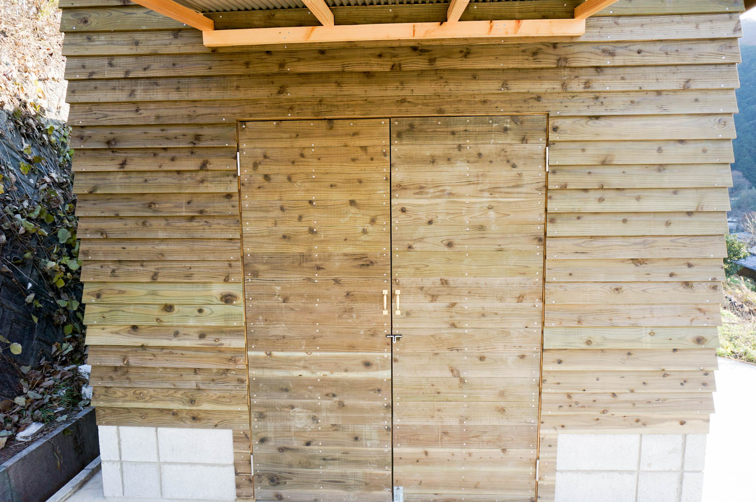 農機具収納のために利用する実用的な小屋の施工事例