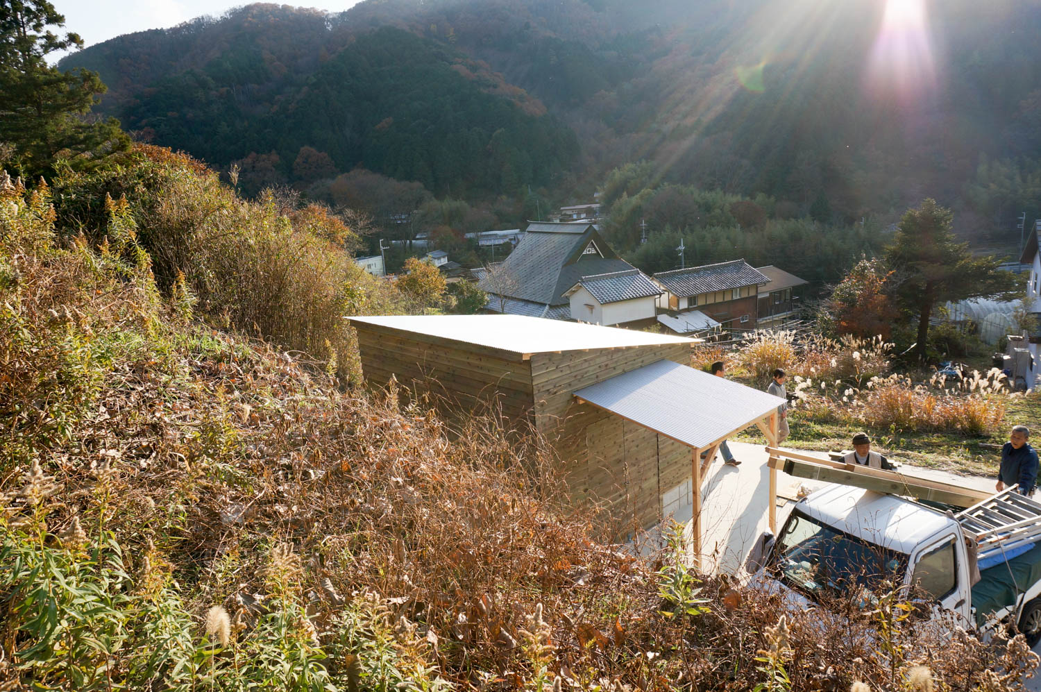 農機具収納のために利用する実用的な小屋の施工事例