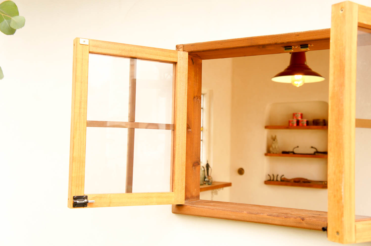 イタリア製漆喰塗りの庭小屋（オリジナルの両開きの窓）