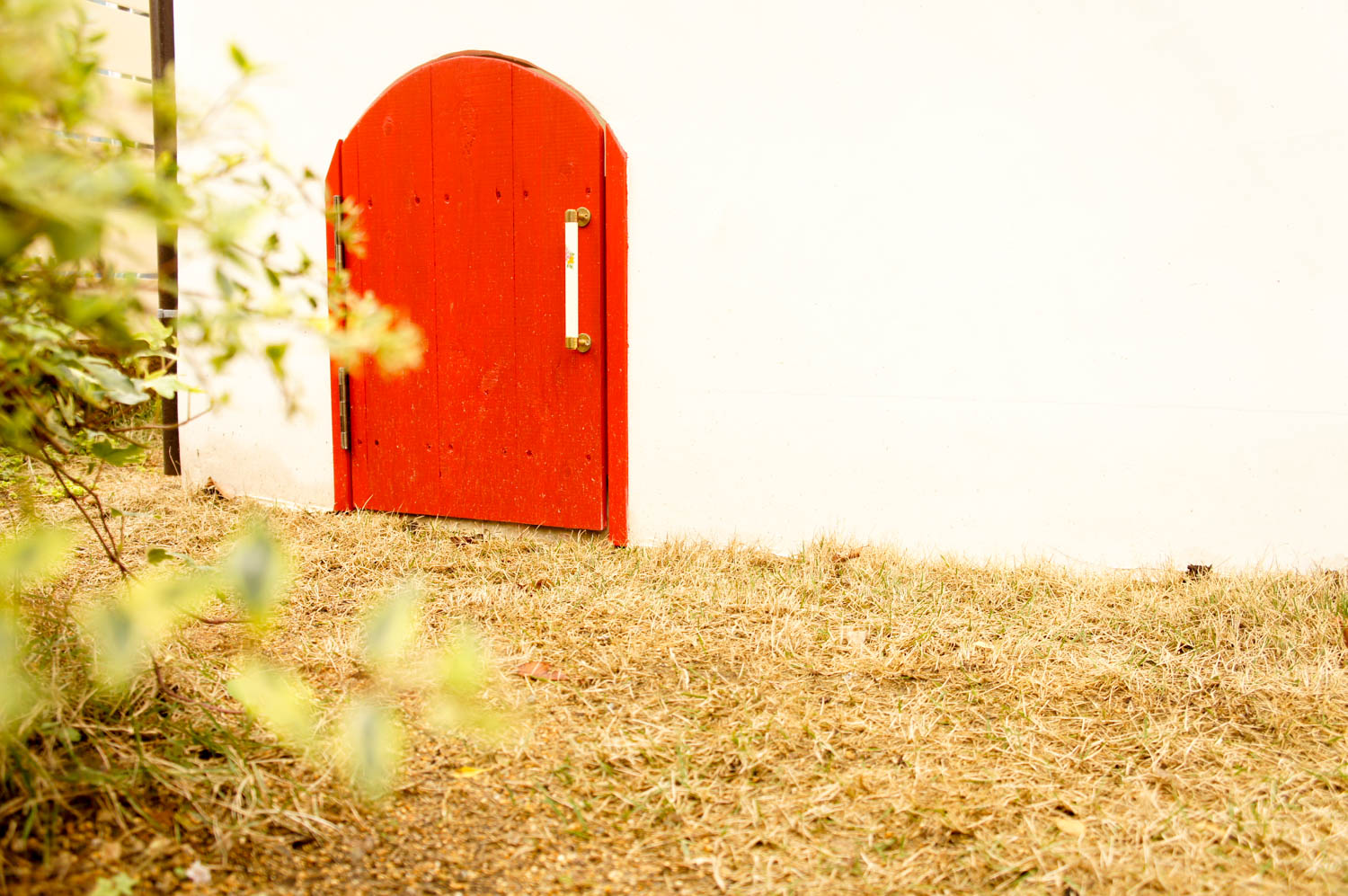 イタリア製漆喰塗りの庭小屋（子ども用のドア）