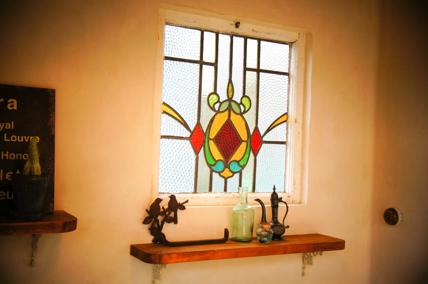 イタリア製漆喰塗りの庭小屋（室内のステンドグラス）