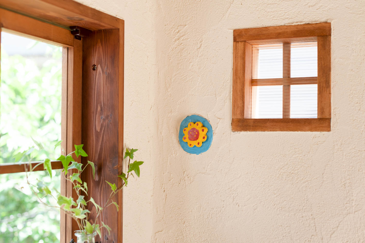 フィトライフのアリスをモチーフにした庭小屋（室内の壁）