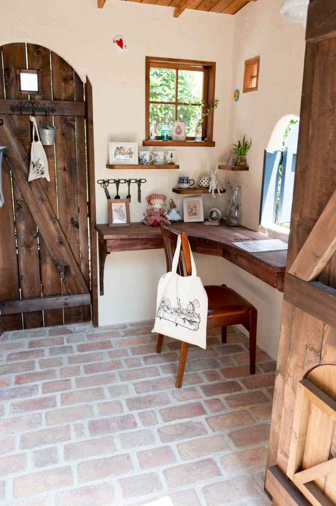 フィトライフのアリスをモチーフにした庭小屋（室内のアンティークなレンガの床）