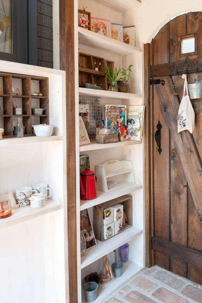 フィトライフのアリスをモチーフにした庭小屋（室内の本棚）