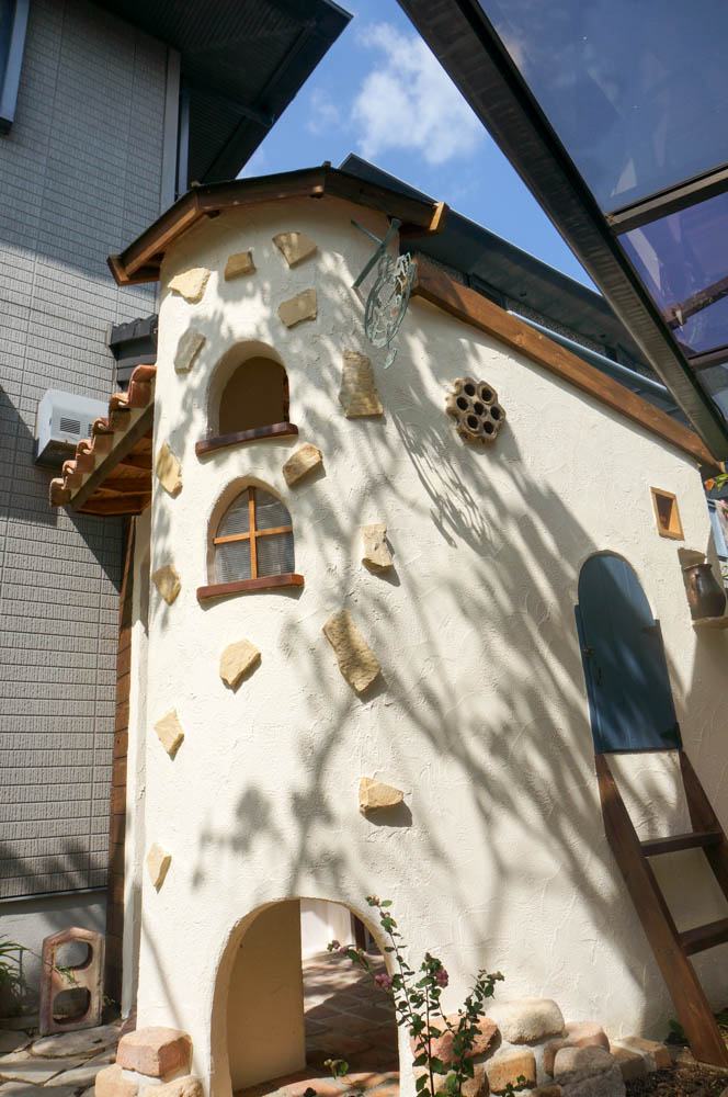 フィトライフのアリスをモチーフにした庭小屋（ニッチ）