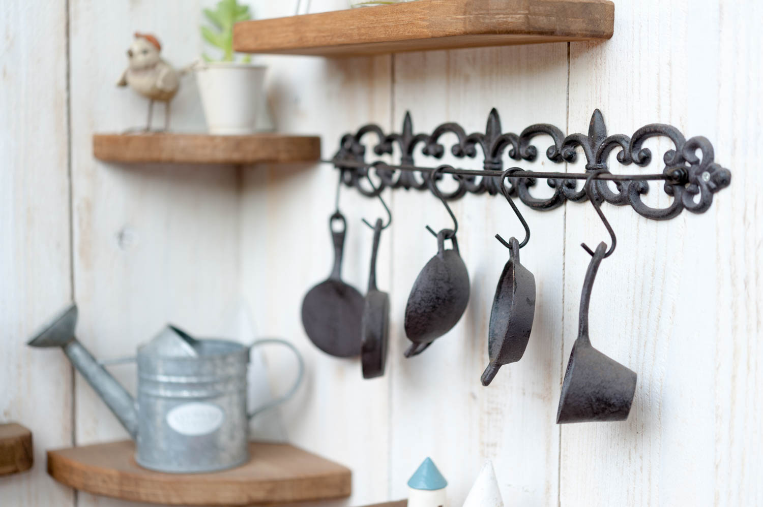 アリスをモチーフにした庭小屋