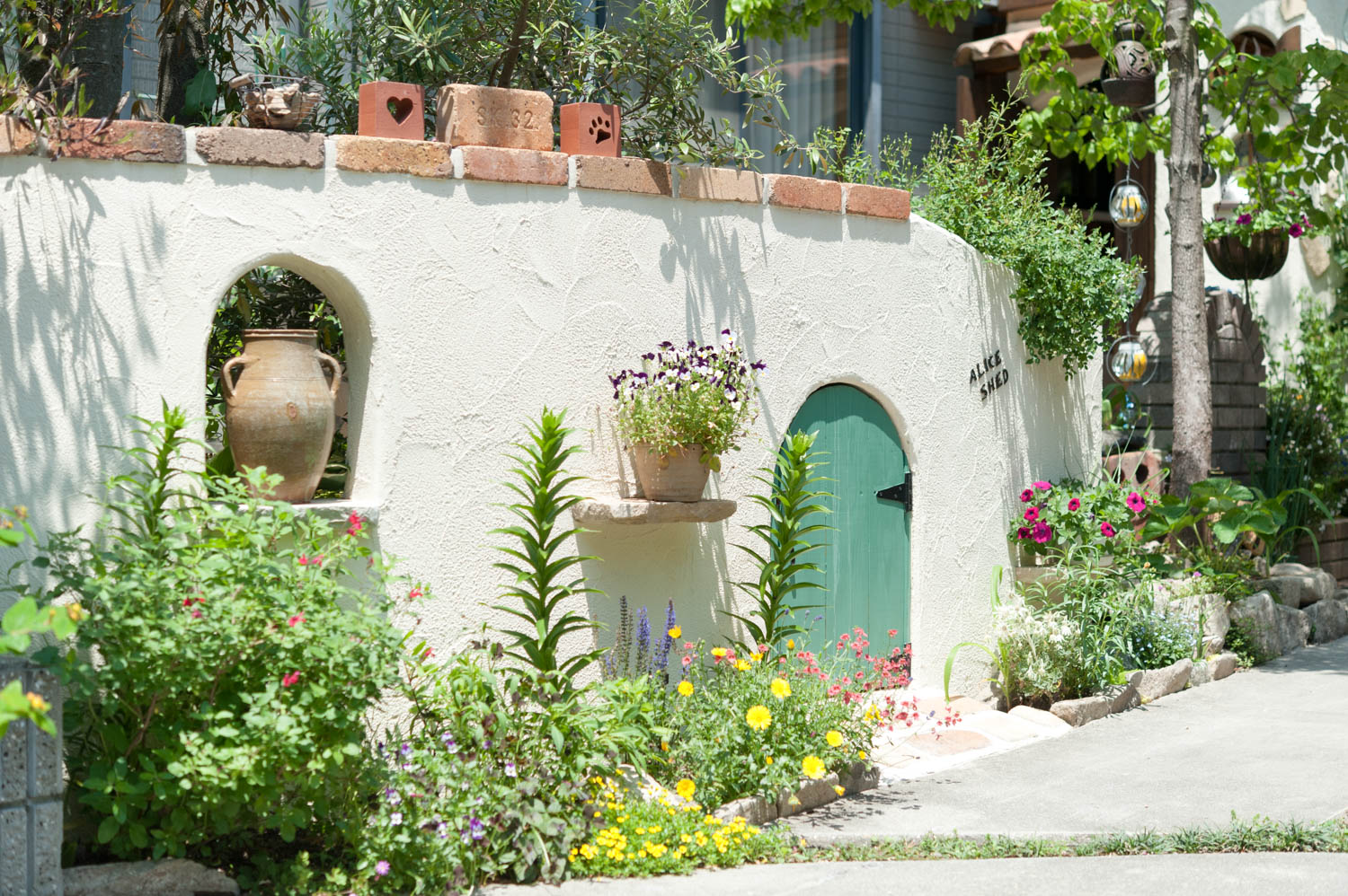 フィトライフのアリスをモチーフにした庭小屋（遮蔽のための袖壁）