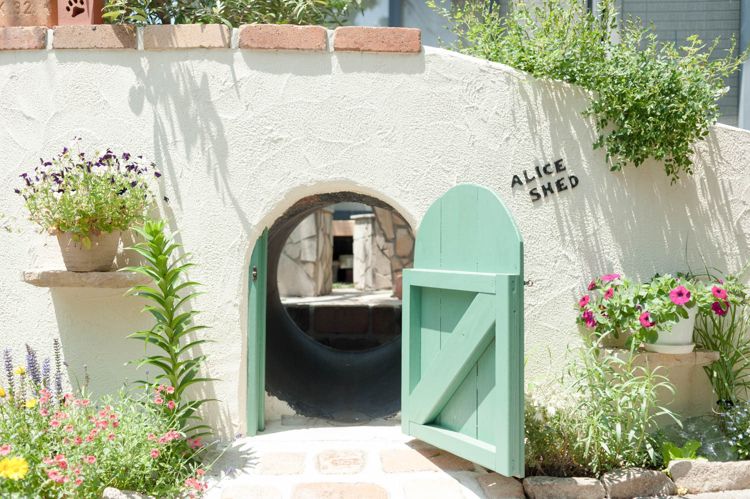 フィトライフのアリスをモチーフにした庭小屋（袖壁のトンネル）