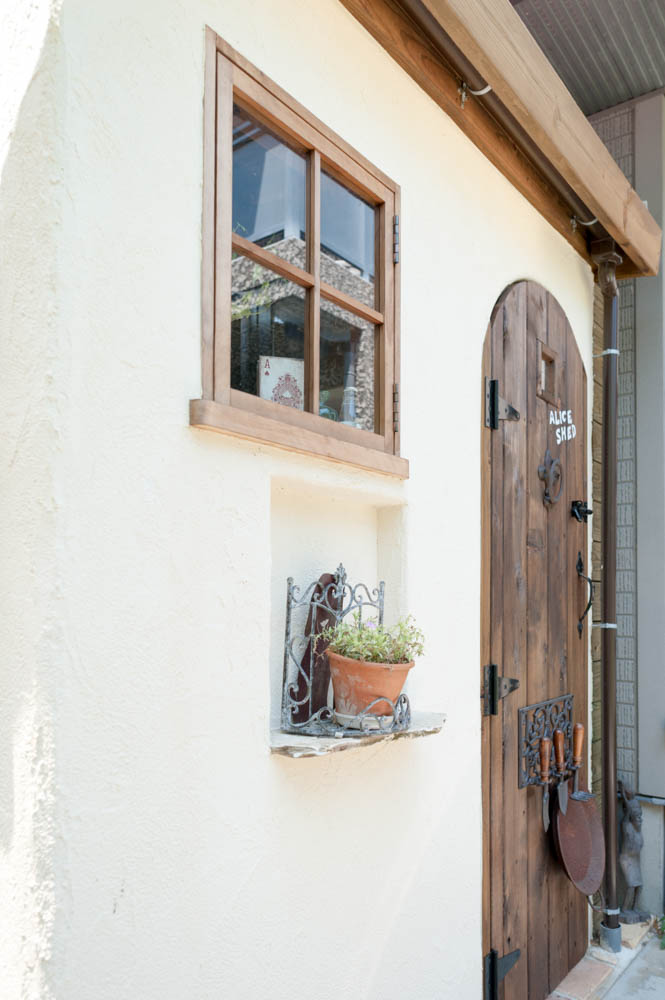 フィトライフのアリスをモチーフにした庭小屋（背面のドア）