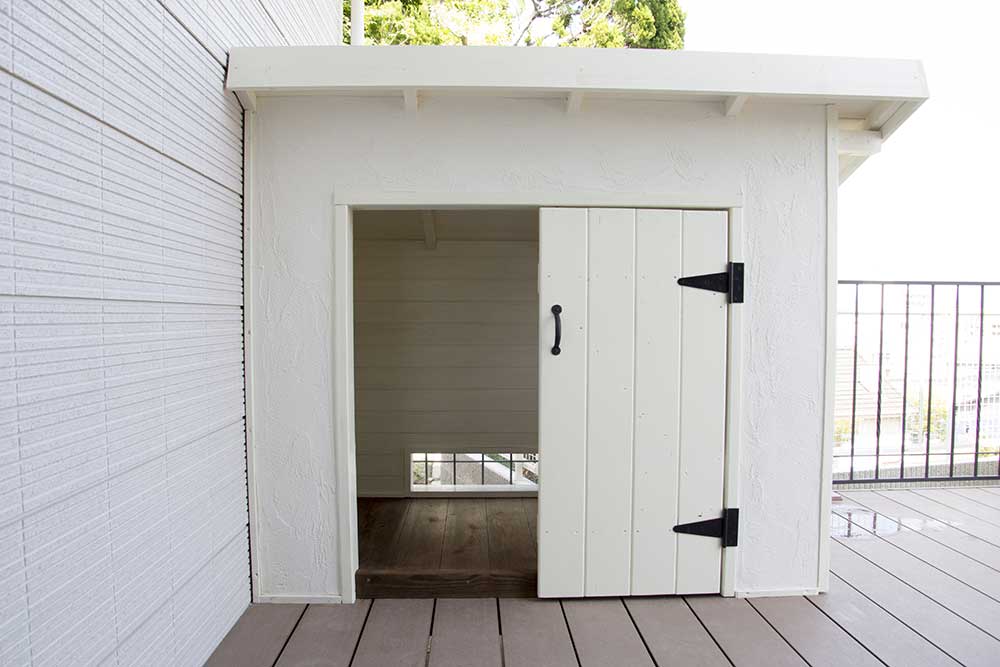 ウッドデッキの上にオーダーメイド犬小屋を施工