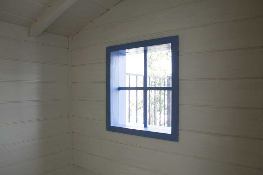 ウッドデッキの上にオーダーメイド犬小屋を施工