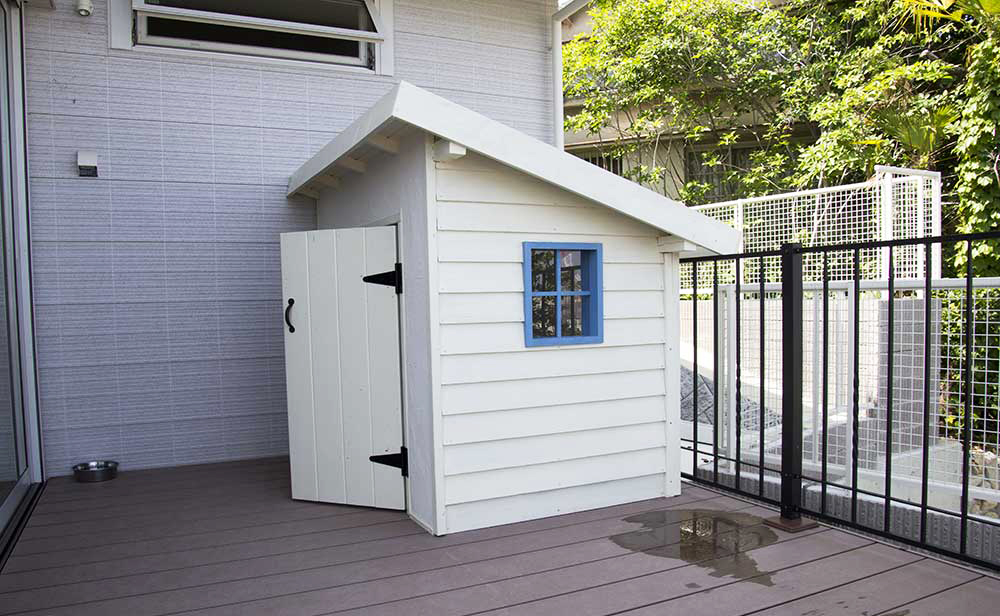 ウッドデッキの上にオーダーメイド犬小屋を施工