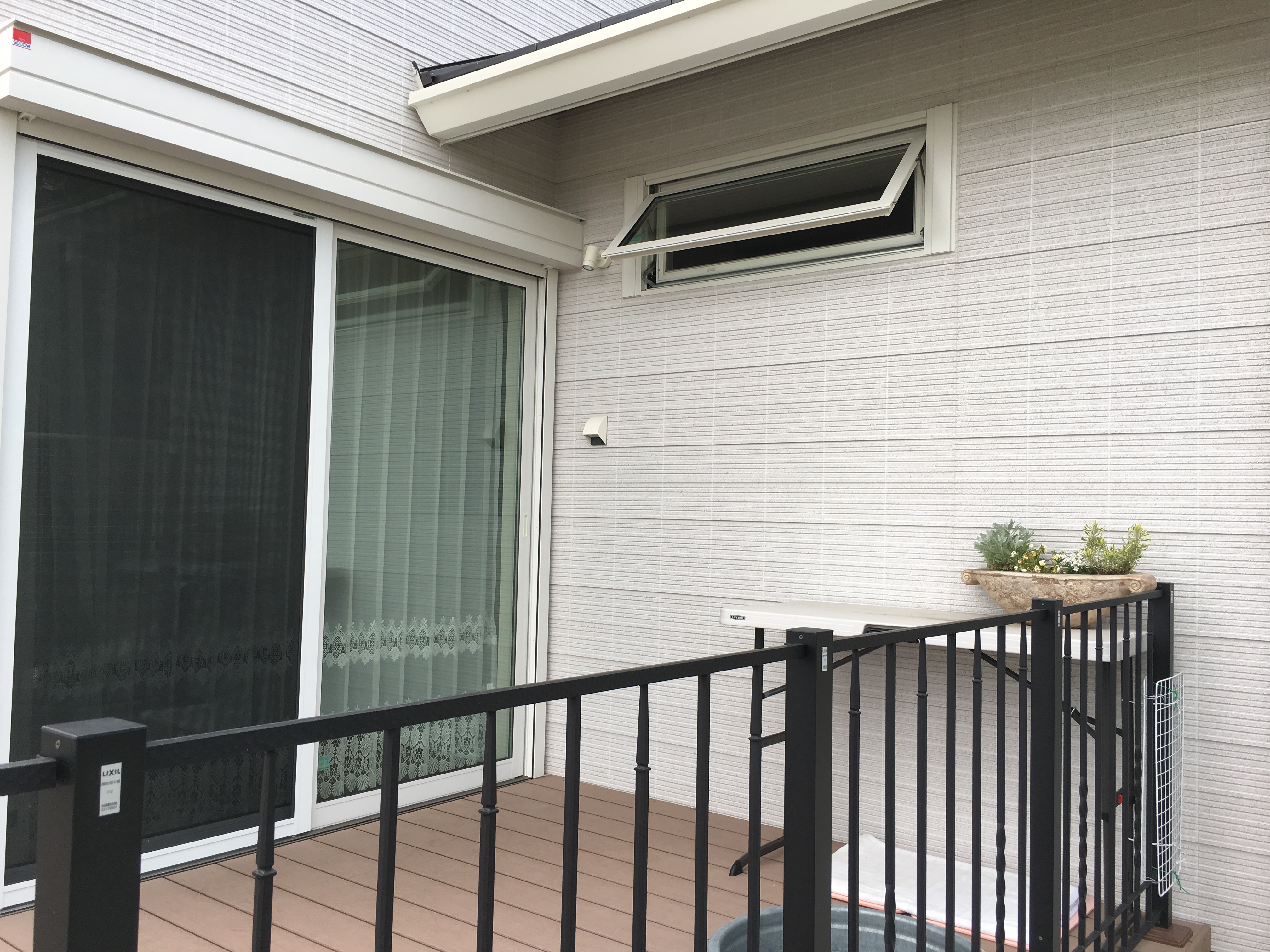 ウッドデッキの上にオーダーメイド犬小屋を施工