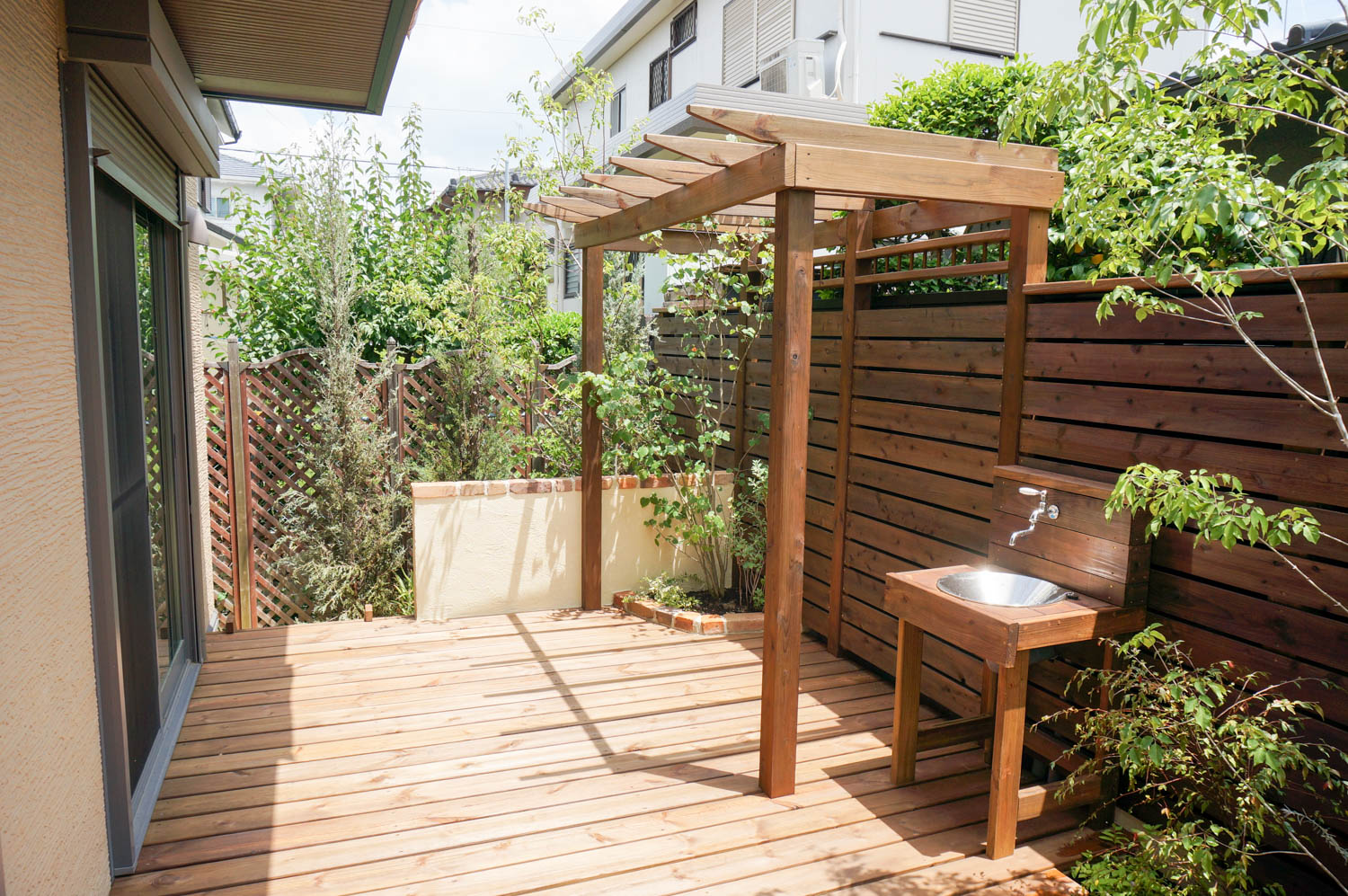 使用頻度の少ない庭をウッドデッキガーデンにリフォーム＠羽曳野市