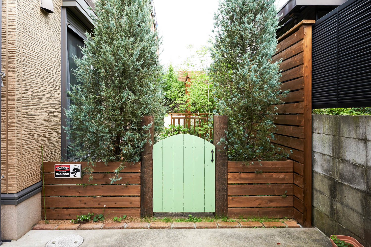 使用頻度の少ない庭をウッドデッキガーデンにリフォーム＠羽曳野市