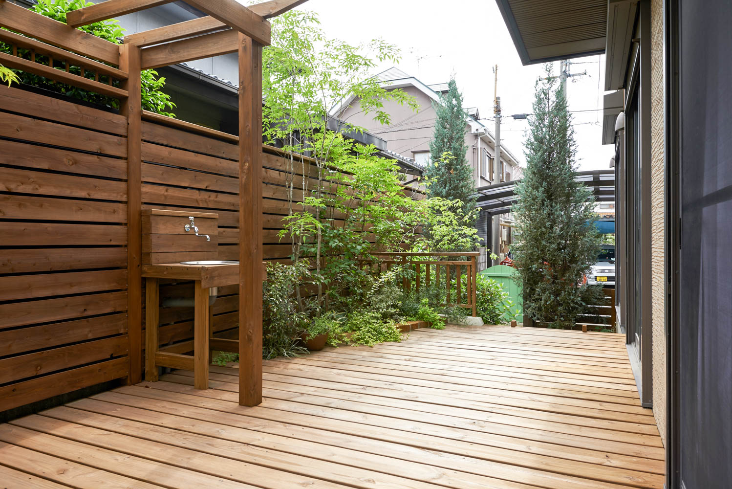 使用頻度の少ない庭をウッドデッキガーデンにリフォーム＠羽曳野市
