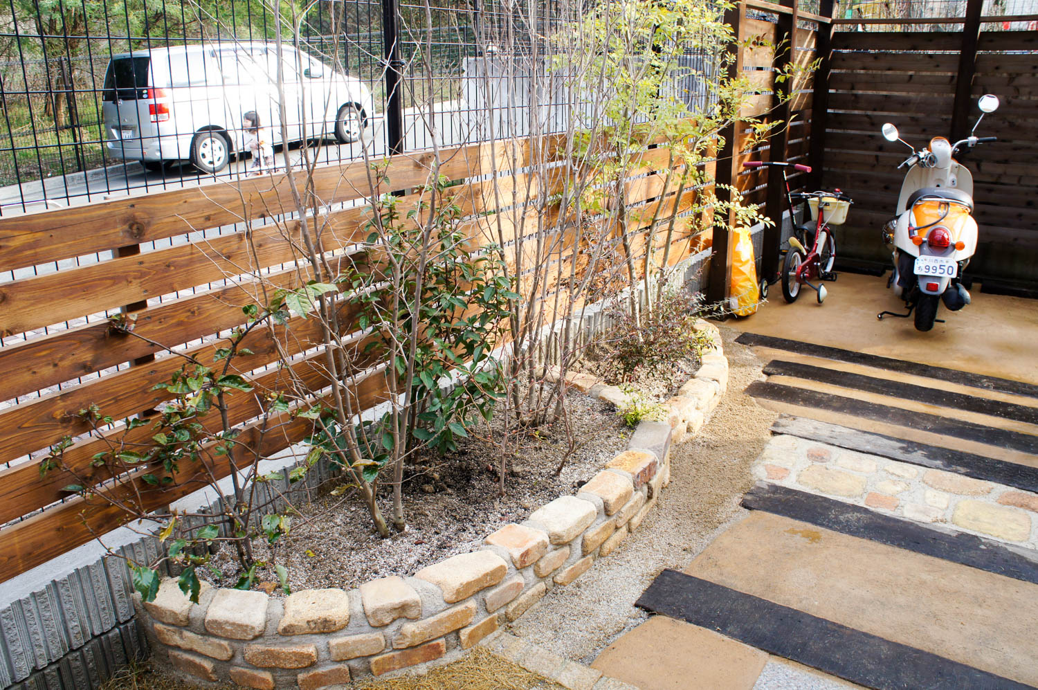 木製バイク置き場の制作と花壇やシンクのリフォーム