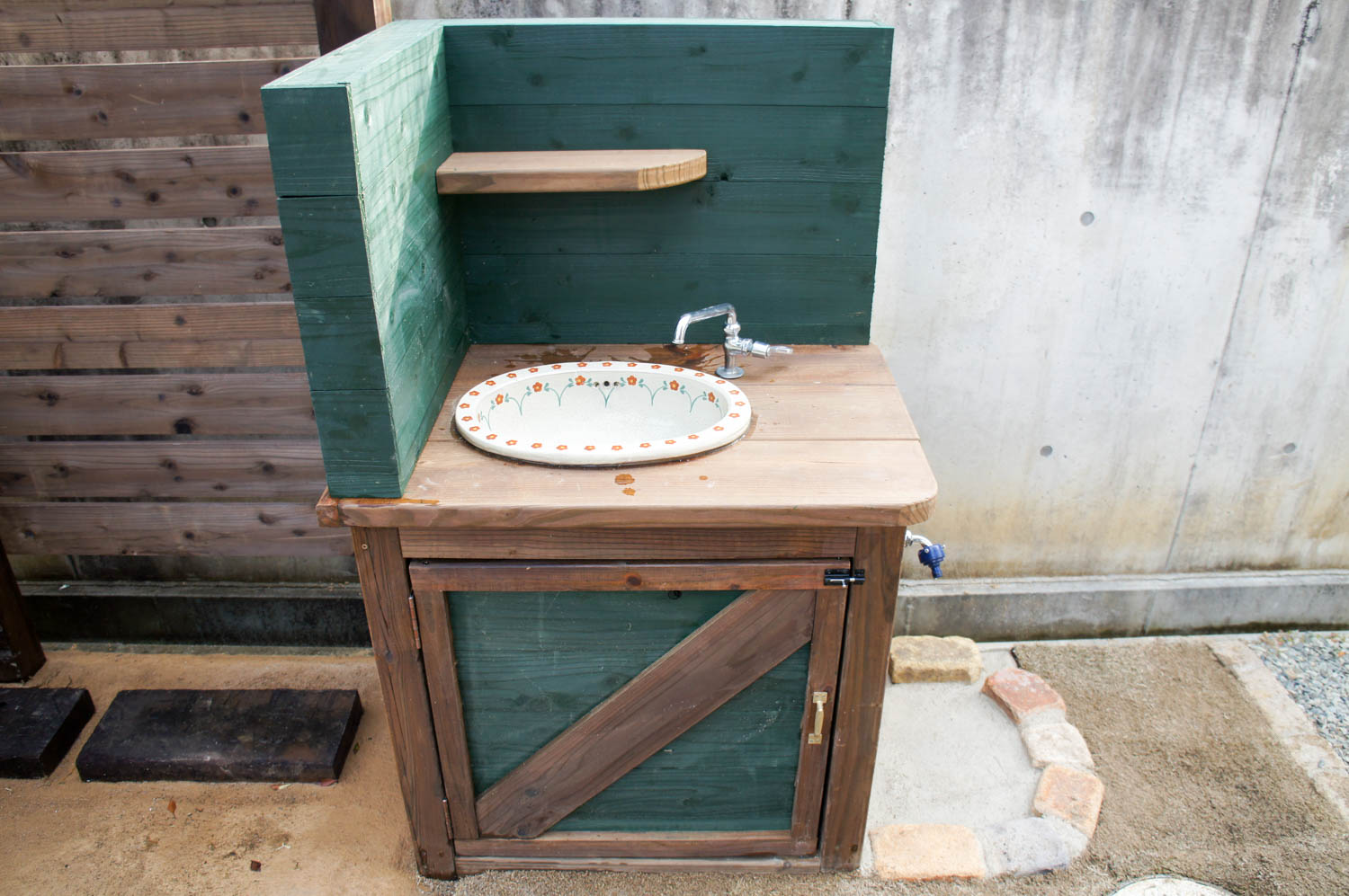 木製バイク置き場の制作と花壇やシンクのリフォーム