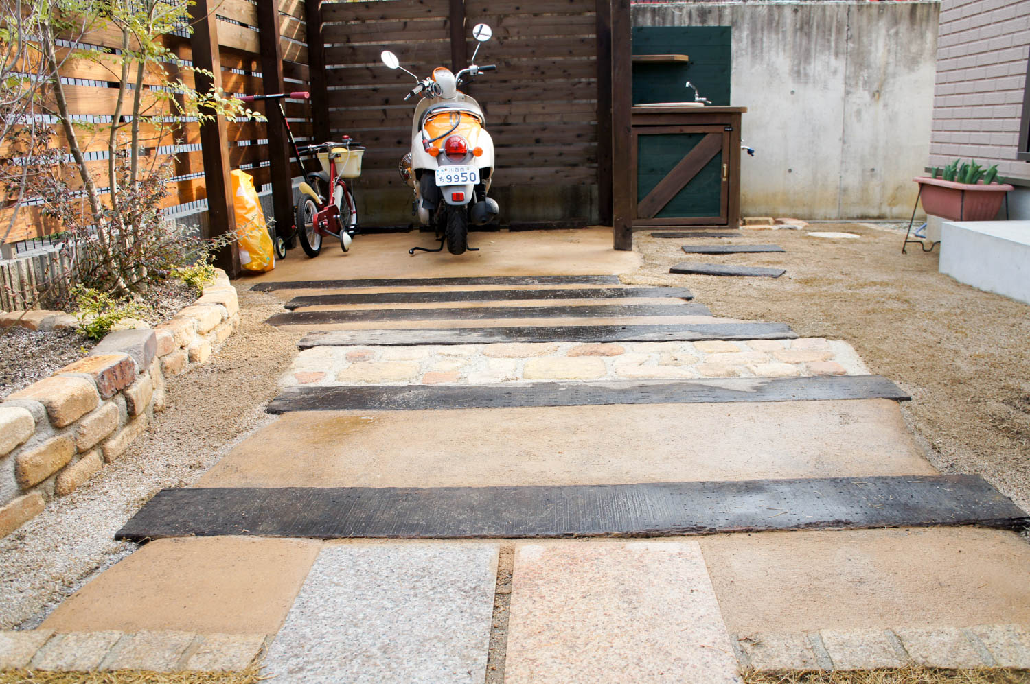 木製バイク置き場の制作と花壇やシンクのリフォーム