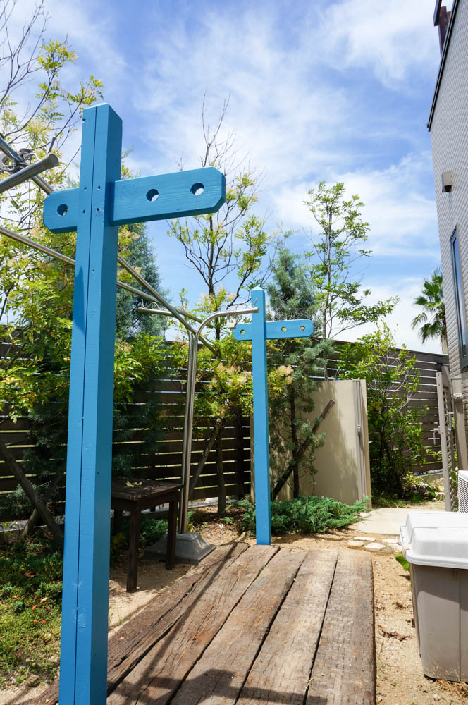 木製自転車置き場とミニ菜園と通路