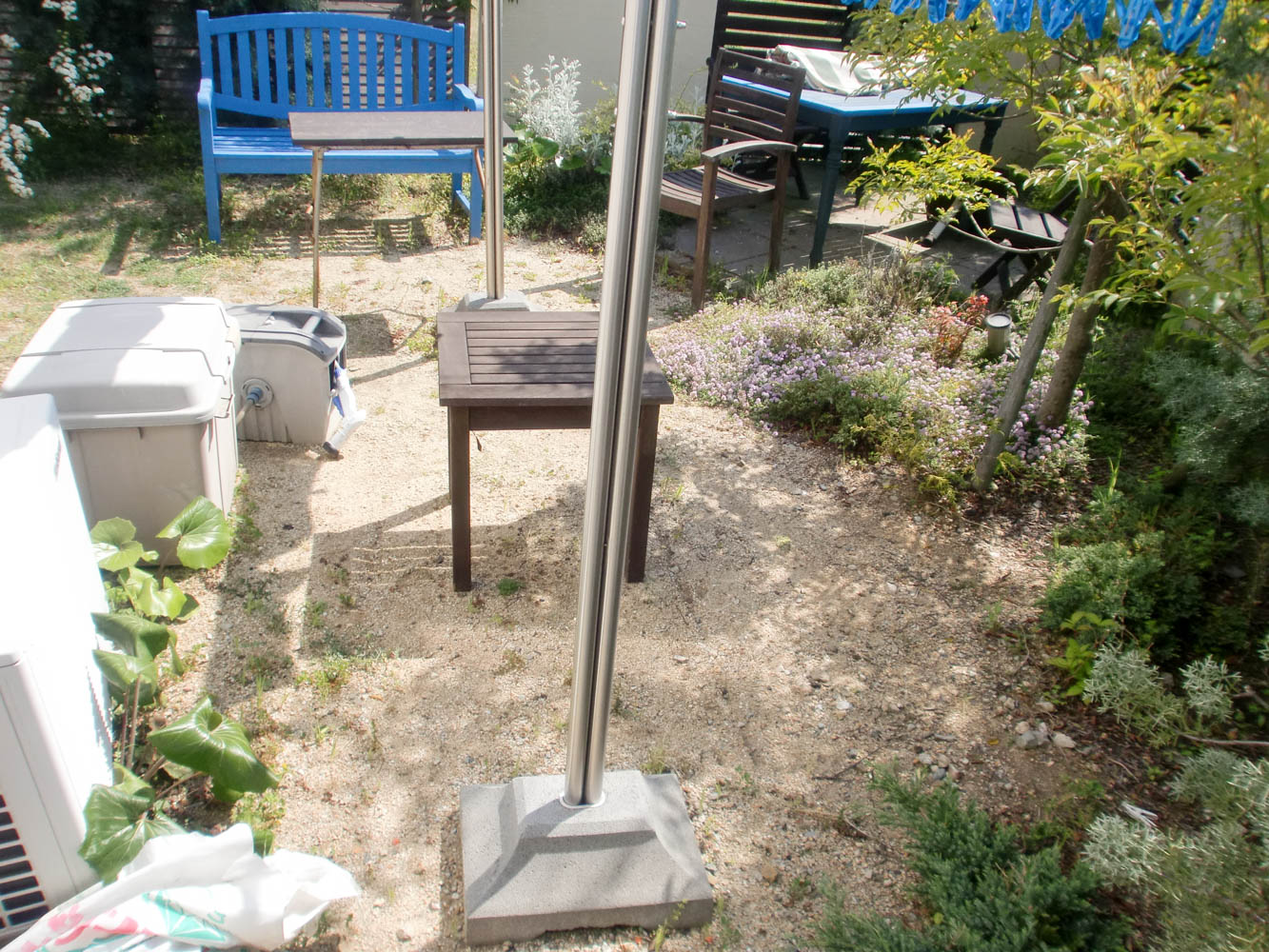 木製自転車置き場とミニ菜園と通路