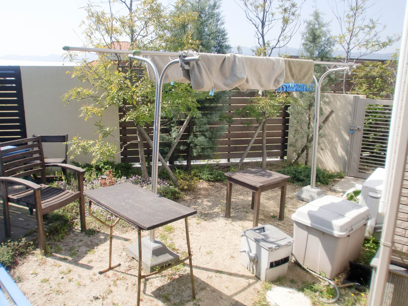 木製自転車置き場とミニ菜園と通路