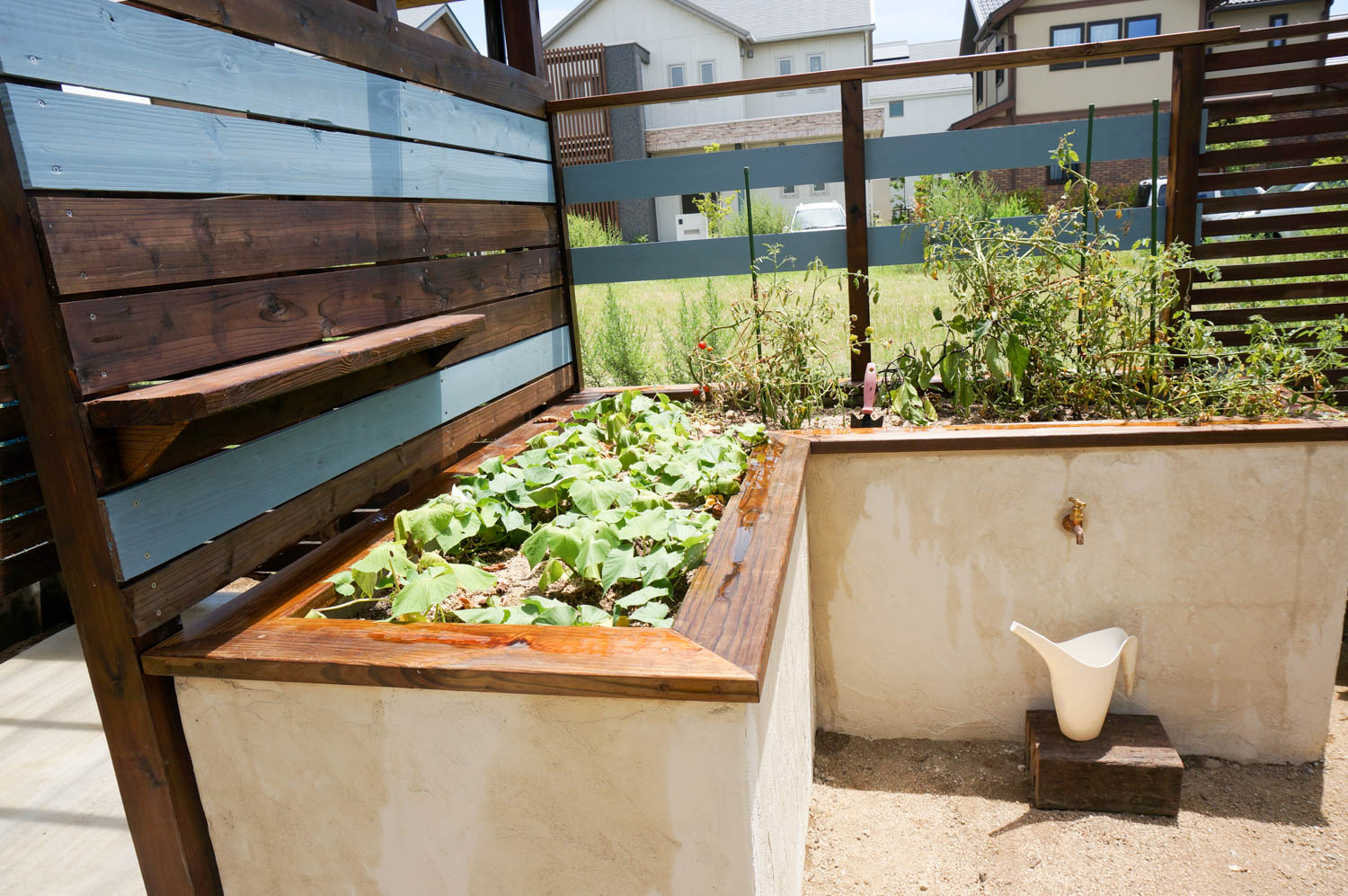 木製自転車置き場とミニ菜園と通路