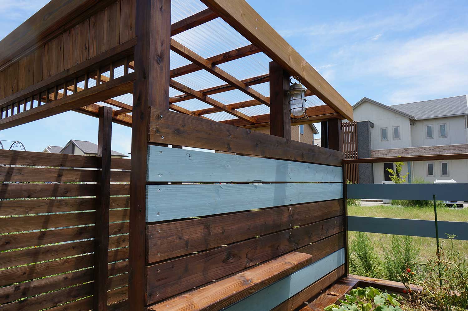 木製自転車置き場とミニ菜園と通路