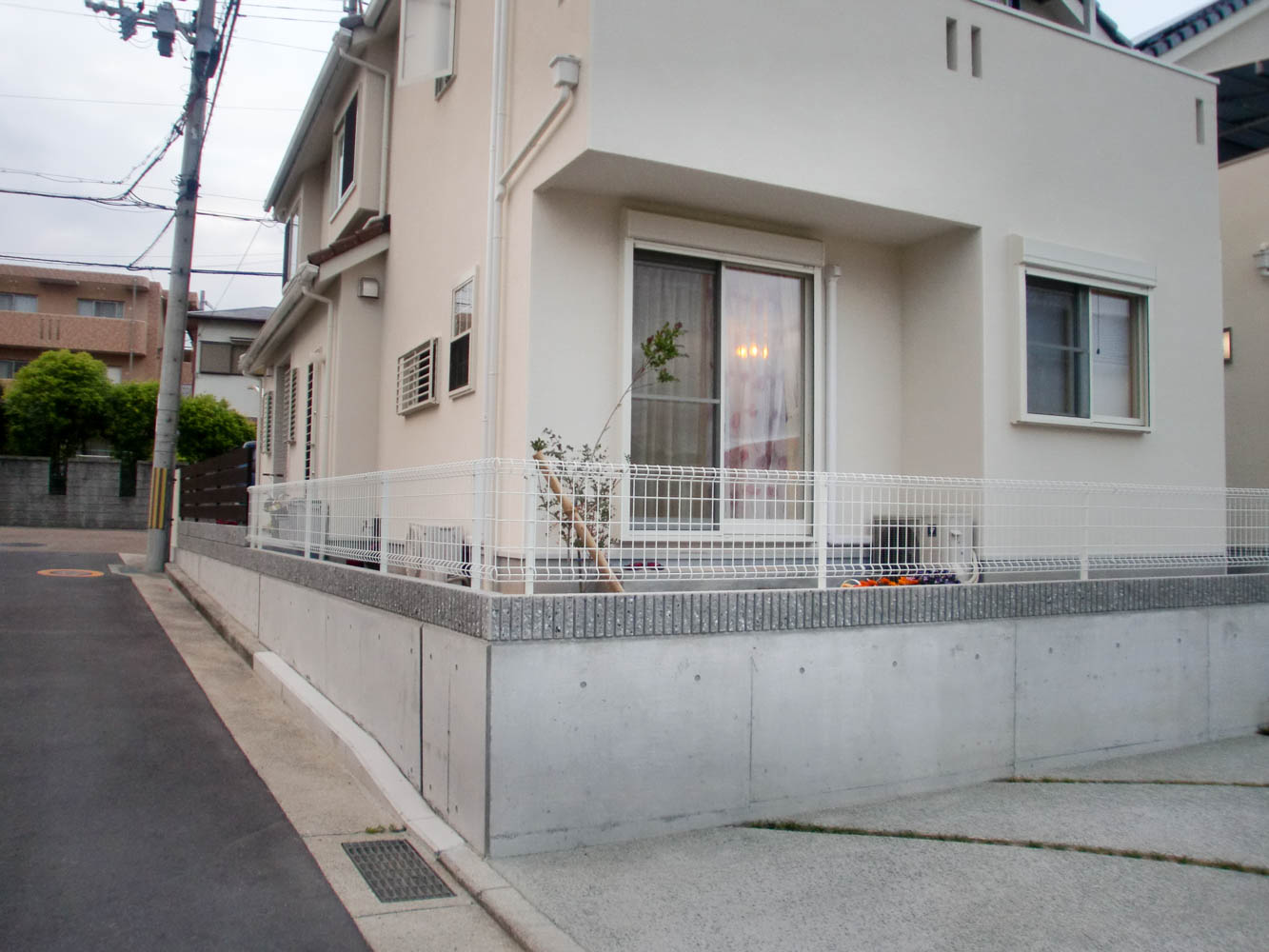 リビング前をパーゴラとウッドフェンスで遮蔽するプチリフォーム