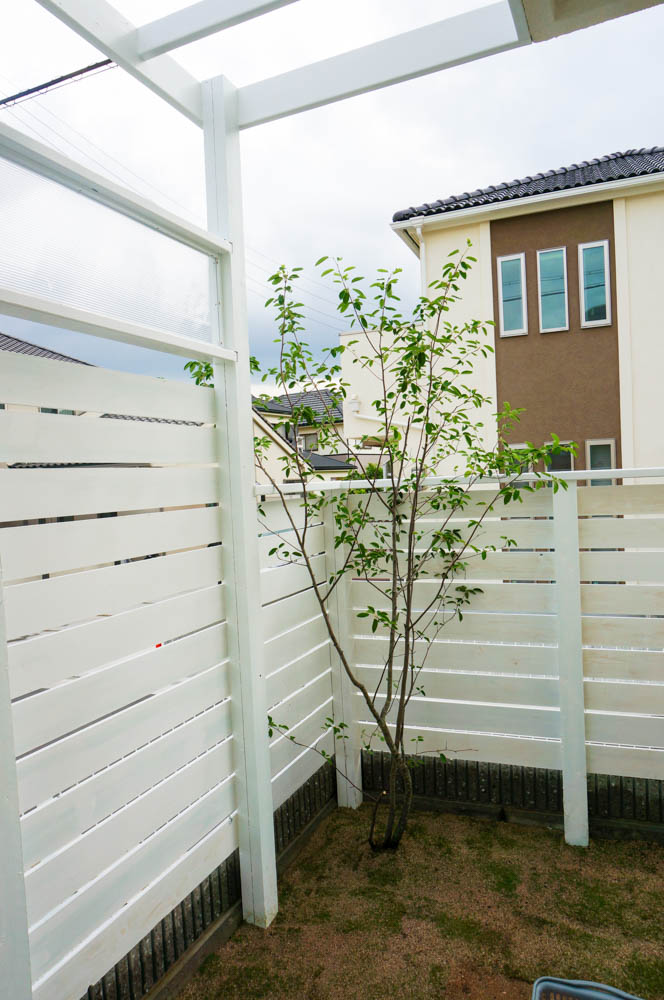リビング前をパーゴラとウッドフェンスで遮蔽するプチリフォーム