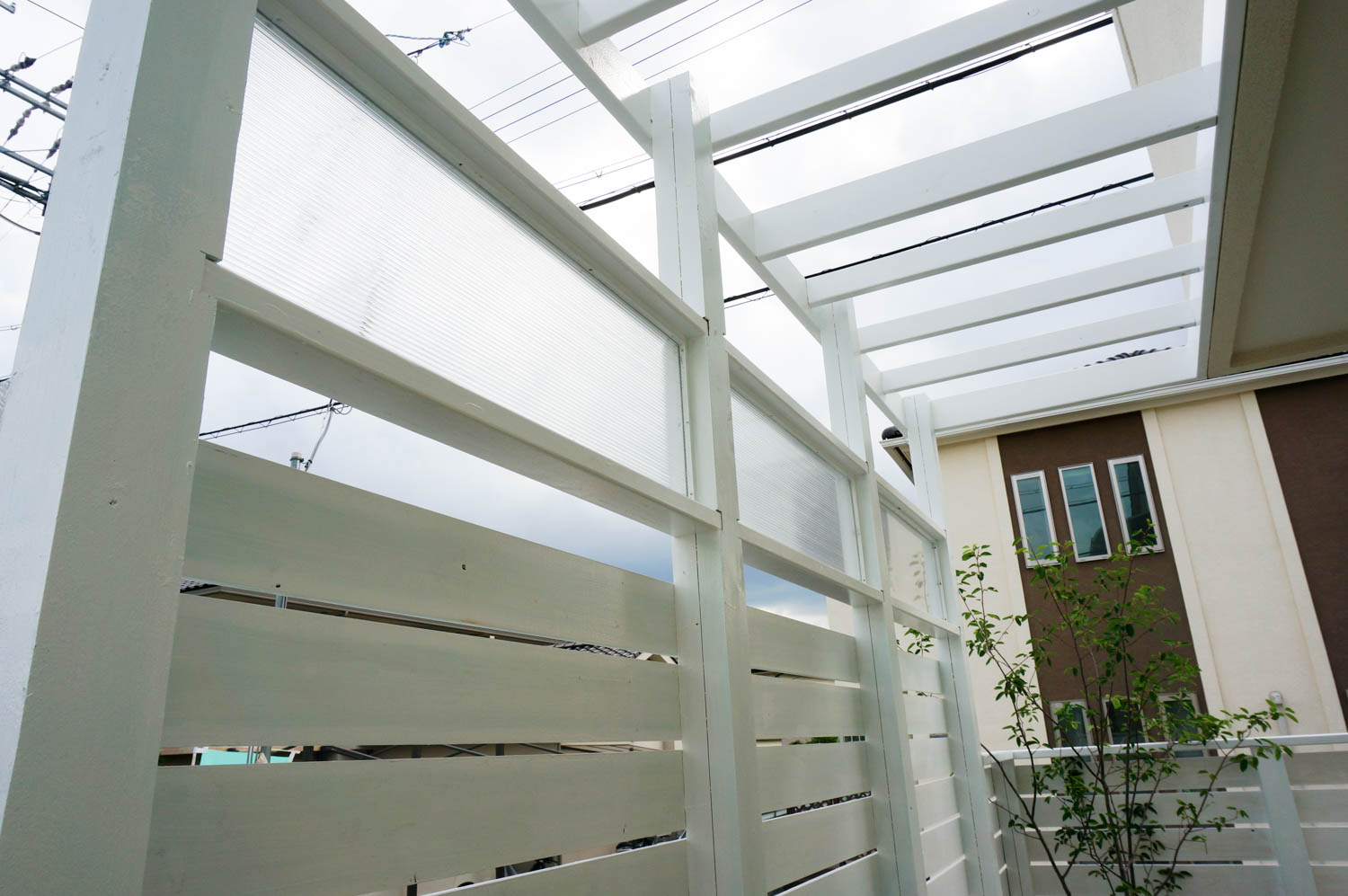 リビング前をパーゴラとウッドフェンスで遮蔽するプチリフォーム