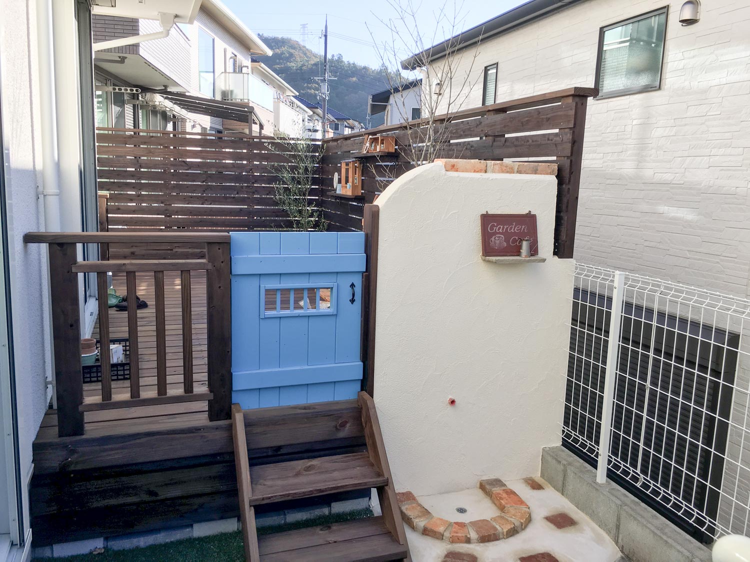 家族のためのプライベートウッドデッキ