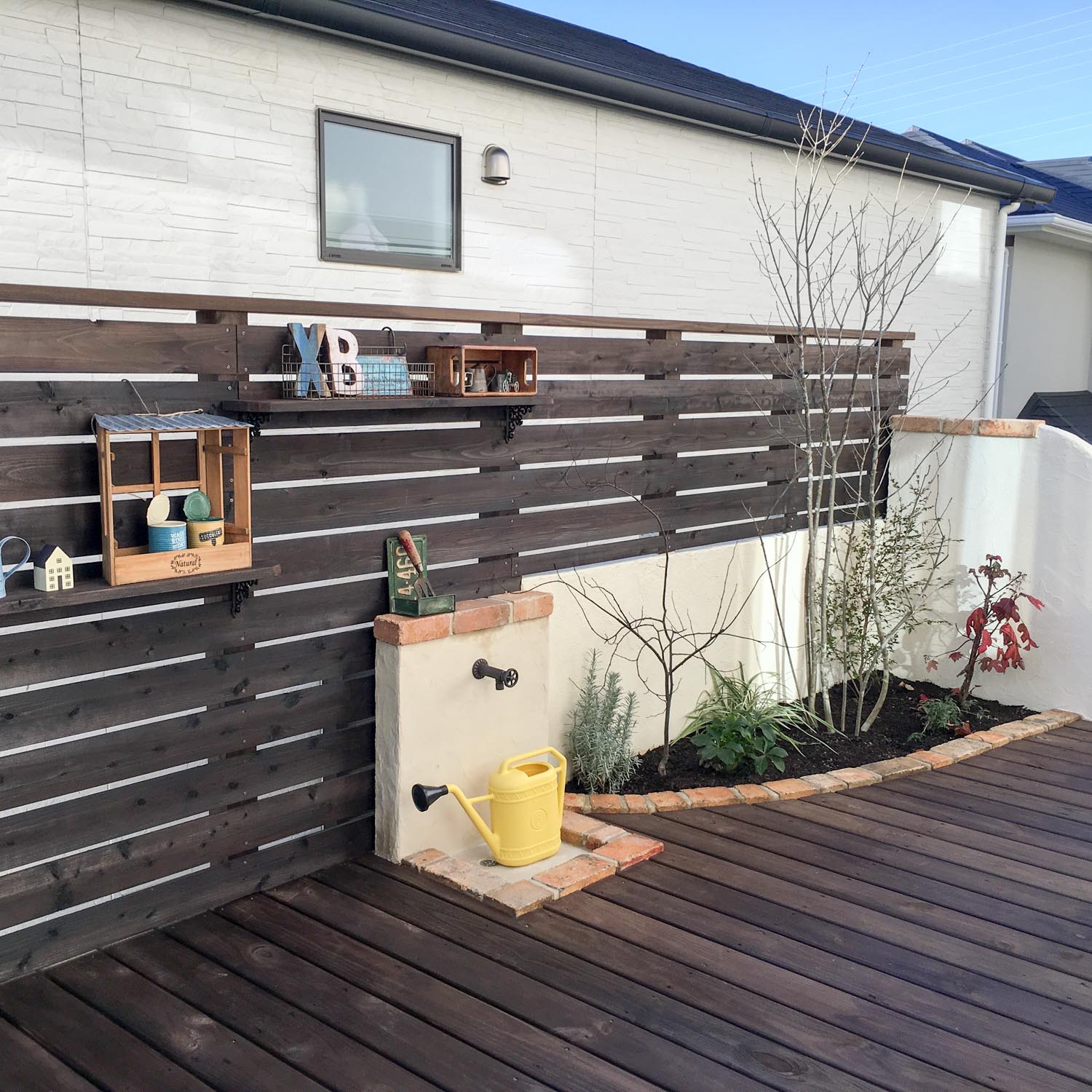 家族のためのプライベートウッドデッキ