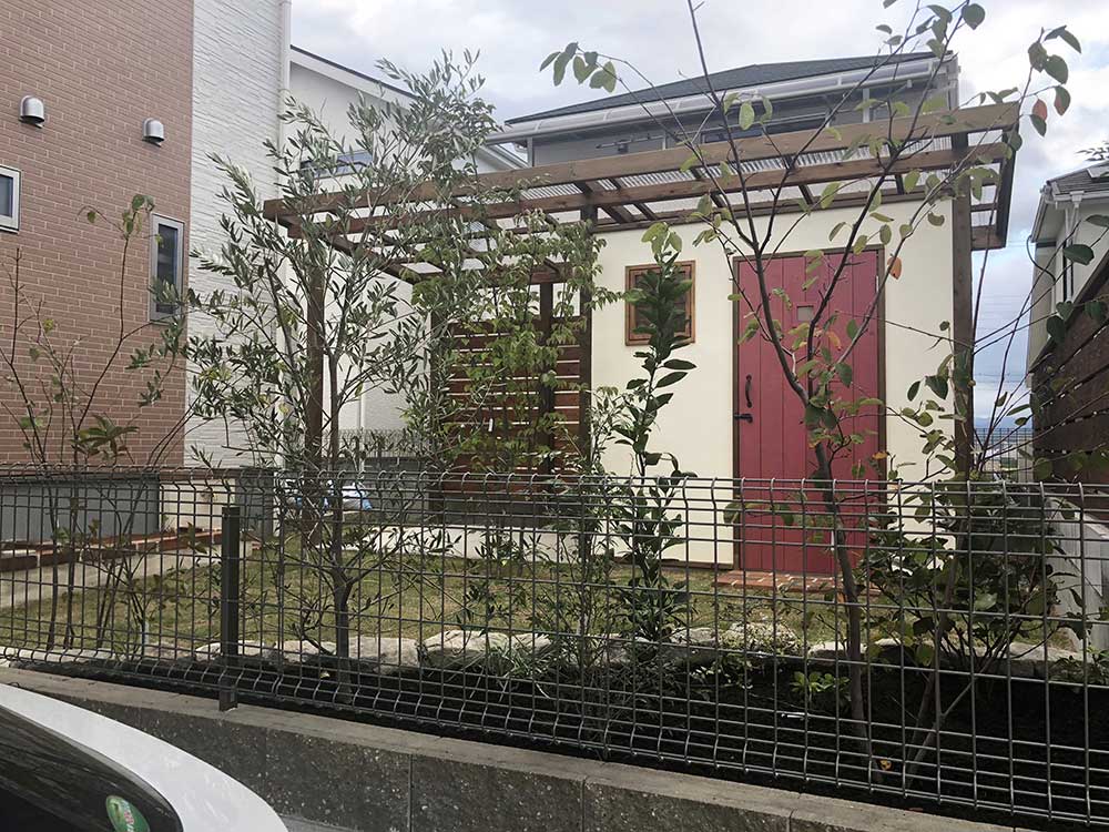 敷地の有効活用と快適なリビングライフのための遮蔽のためのリフォーム