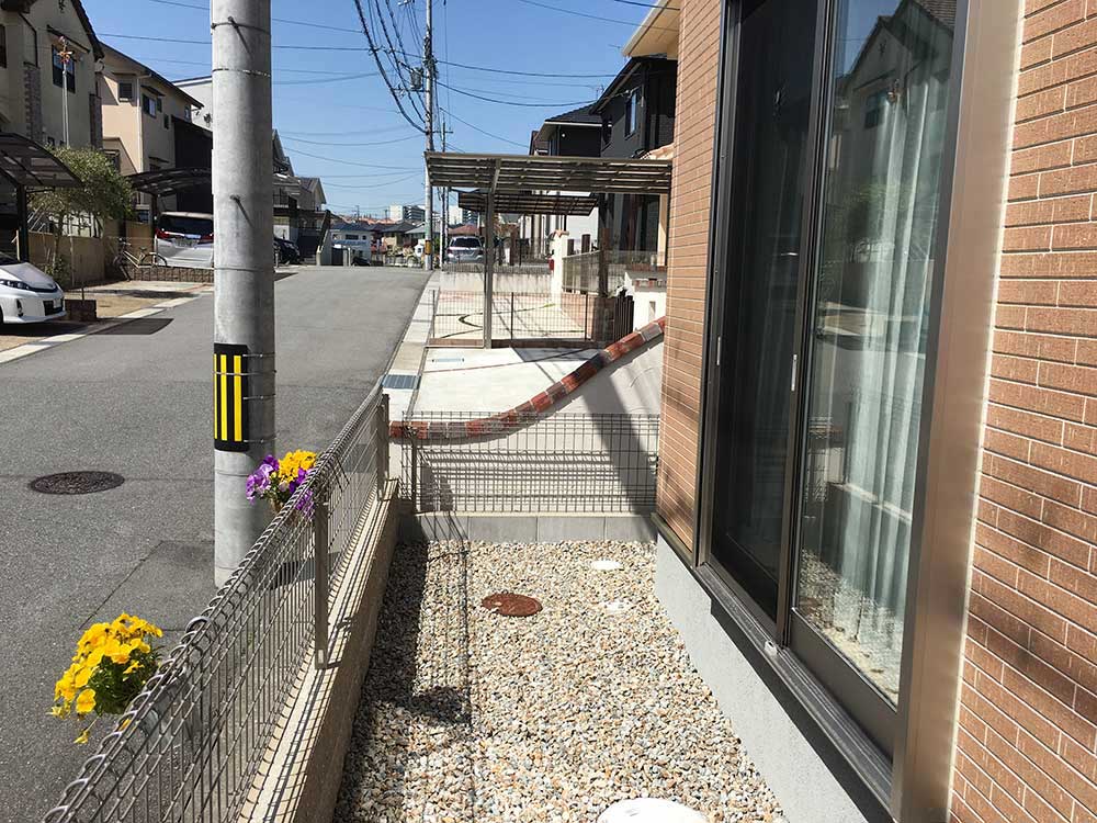 敷地の有効活用と快適なリビングライフのための遮蔽のためのリフォーム