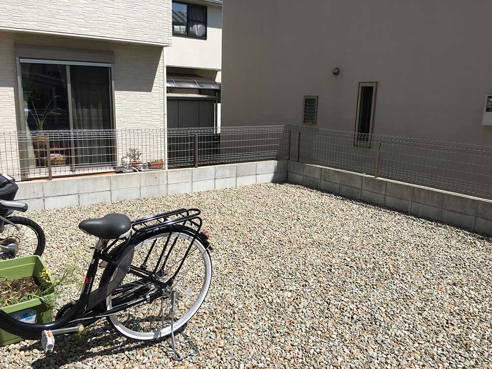 敷地の有効活用と快適なリビングライフのための遮蔽のためのリフォーム