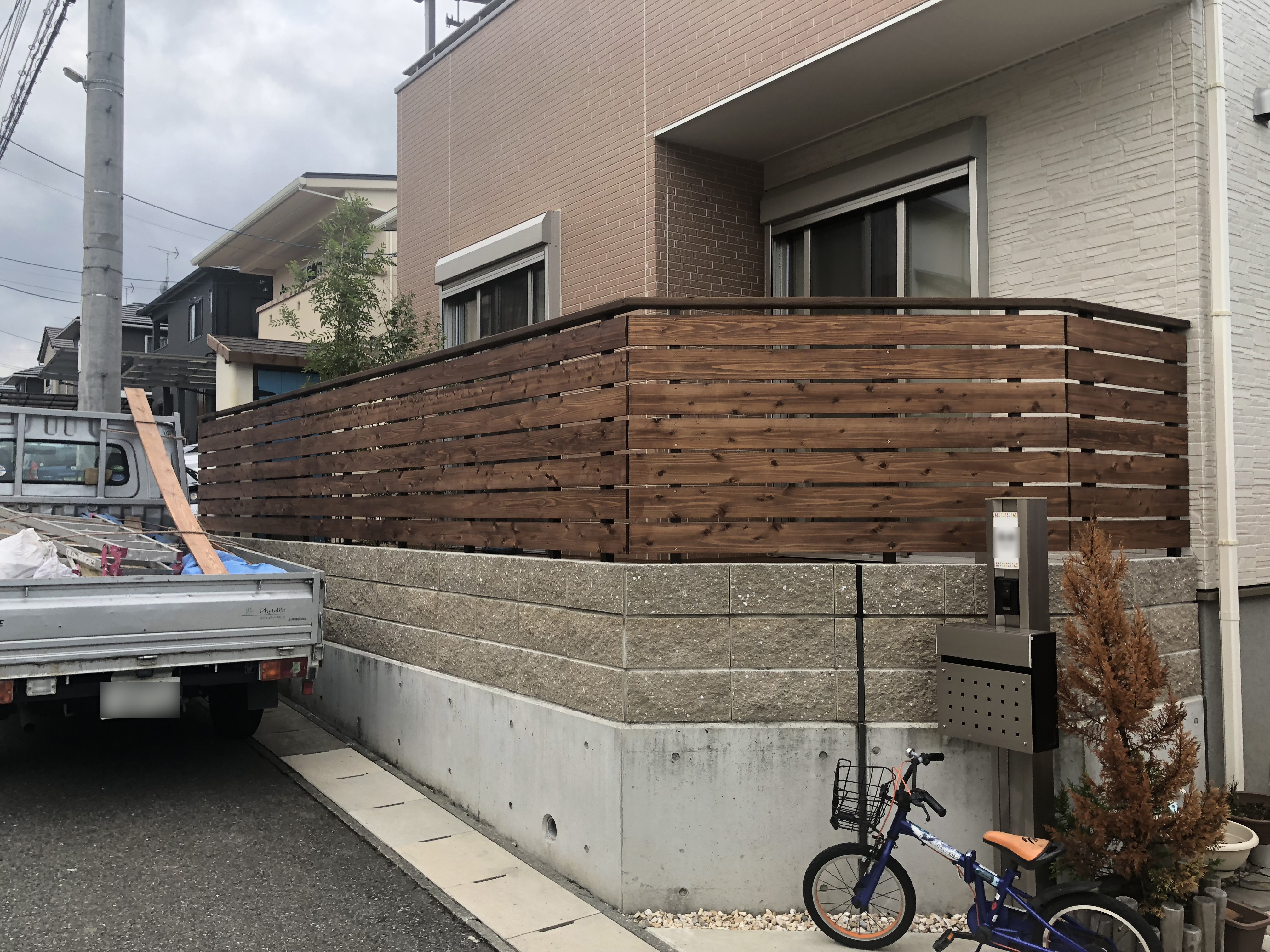 敷地の有効活用と快適なリビングライフのための遮蔽のためのリフォーム