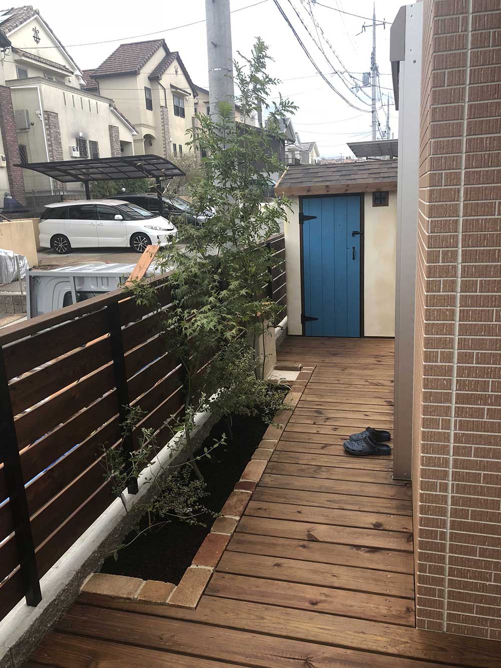 敷地の有効活用と快適なリビングライフのための遮蔽のためのリフォーム