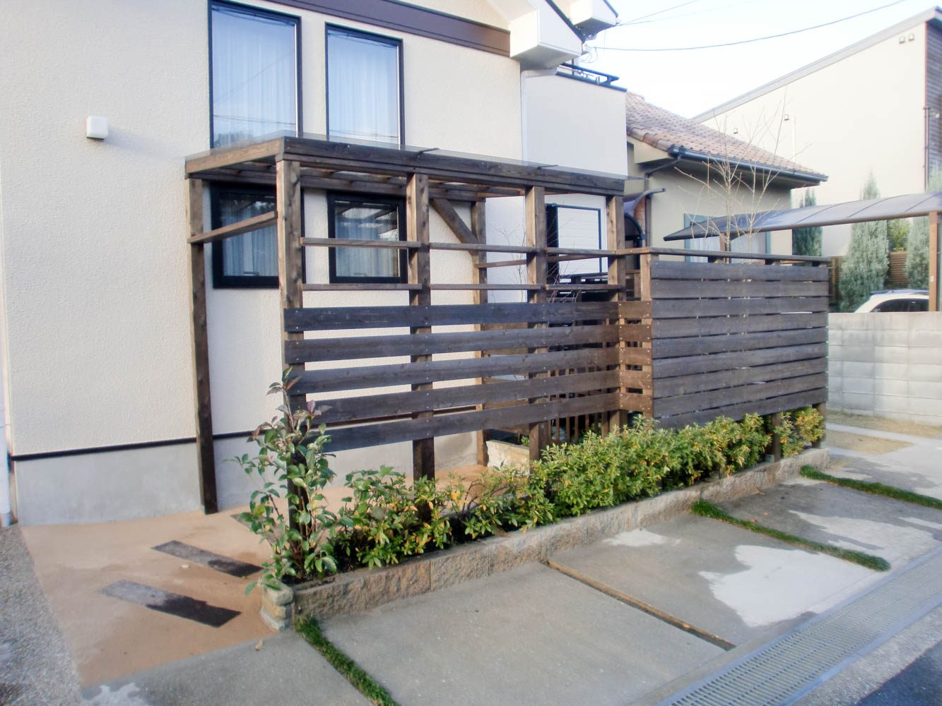 ペットも喜ぶ落ち着いた小さなお庭