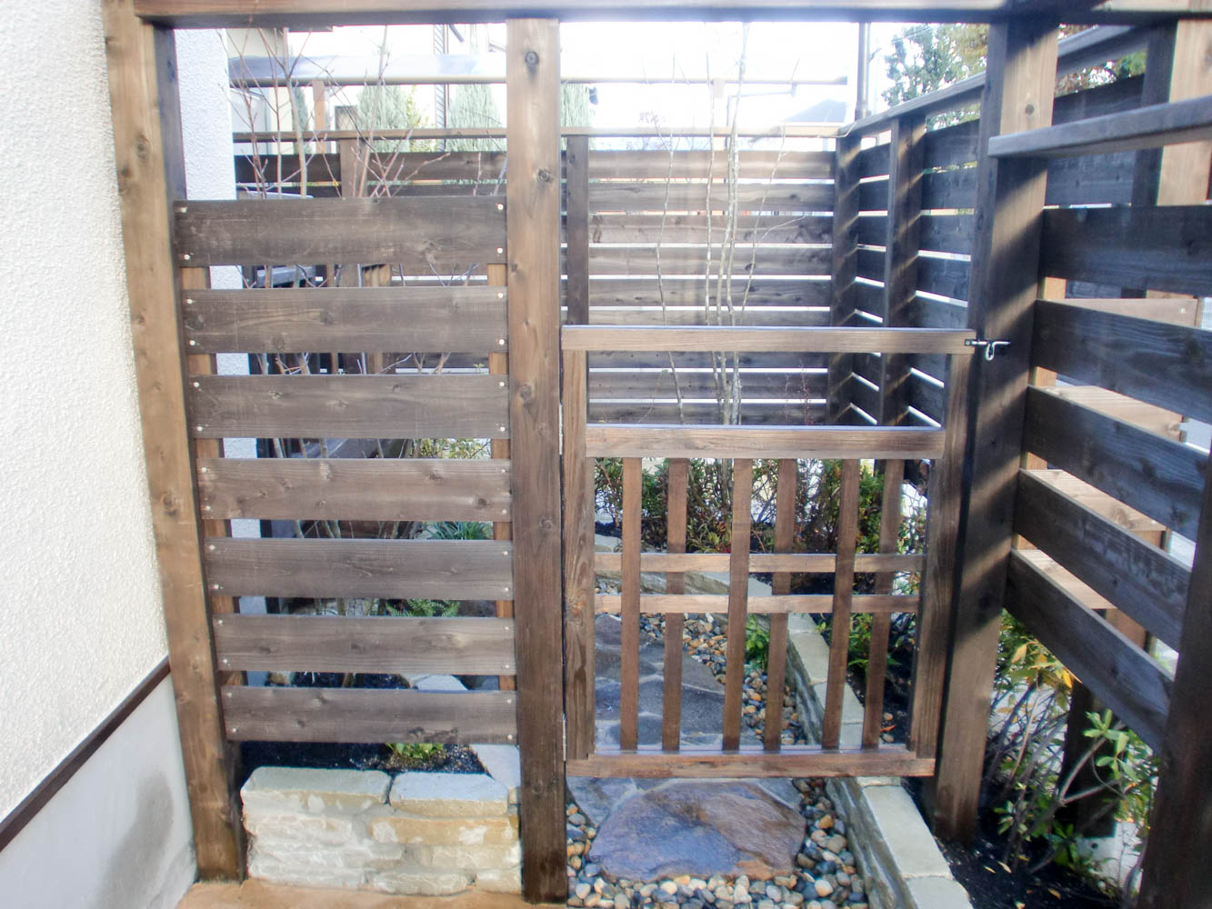 ペットも喜ぶ落ち着いた小さなお庭