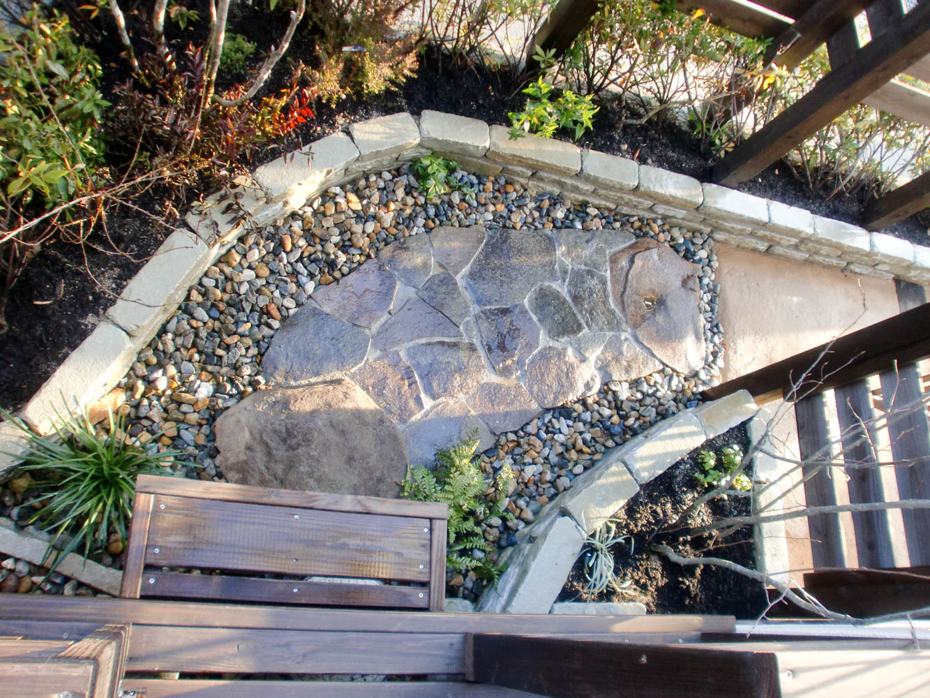 ペットも喜ぶ落ち着いた小さなお庭