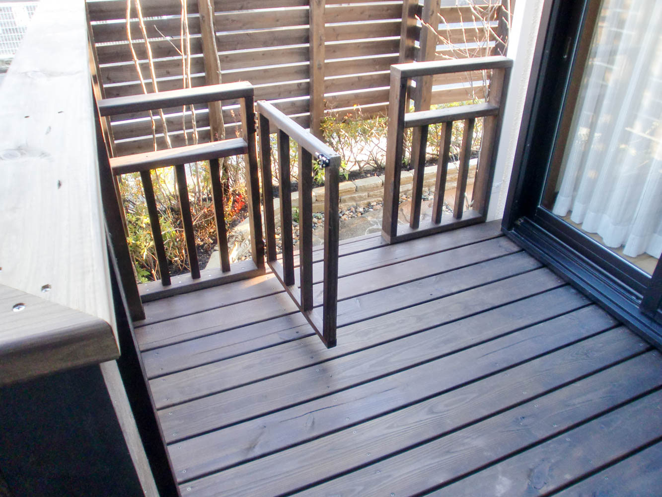 ペットも喜ぶ落ち着いた小さなお庭