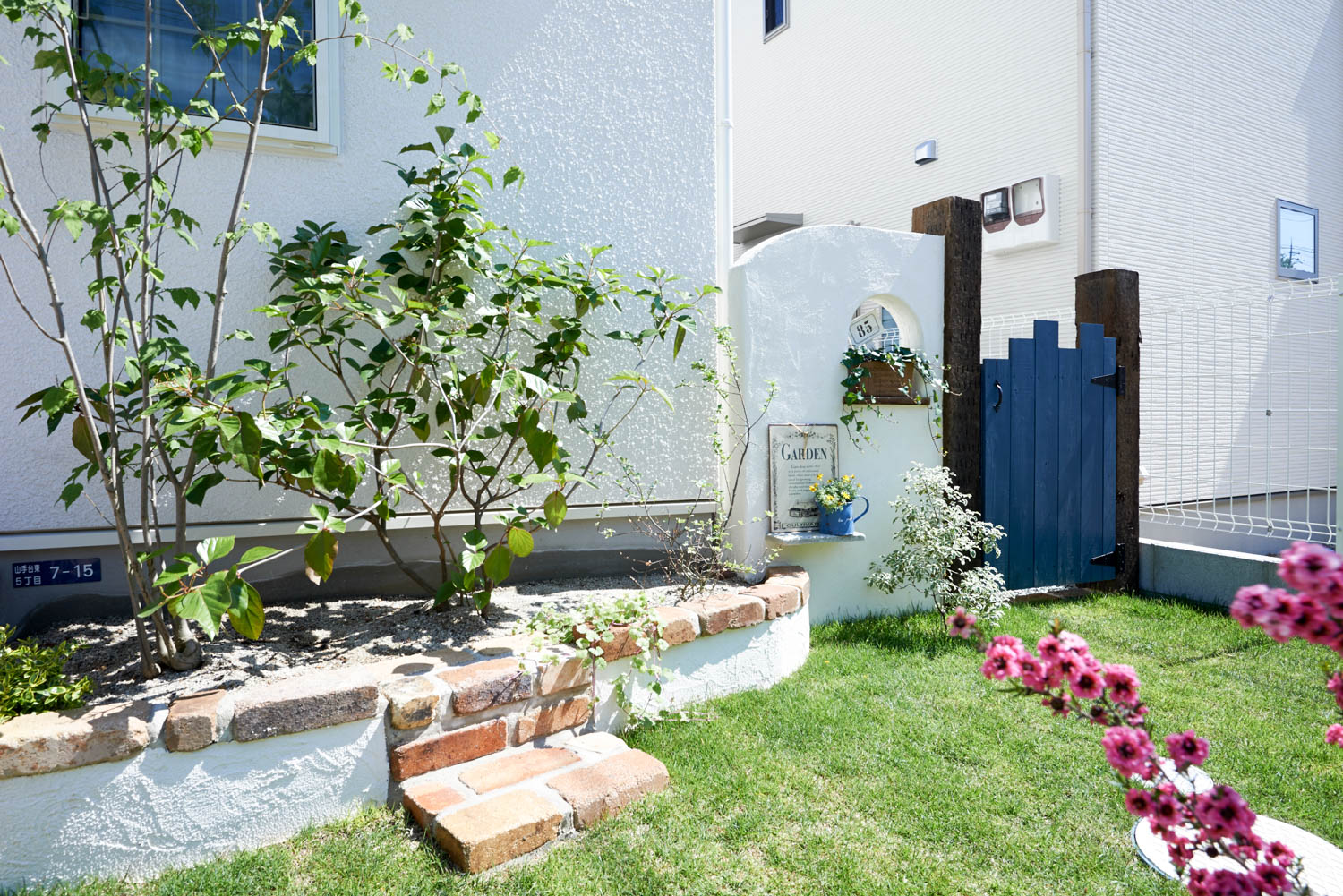 無機質な庭をナチュラルテイストの庭にリフォーム